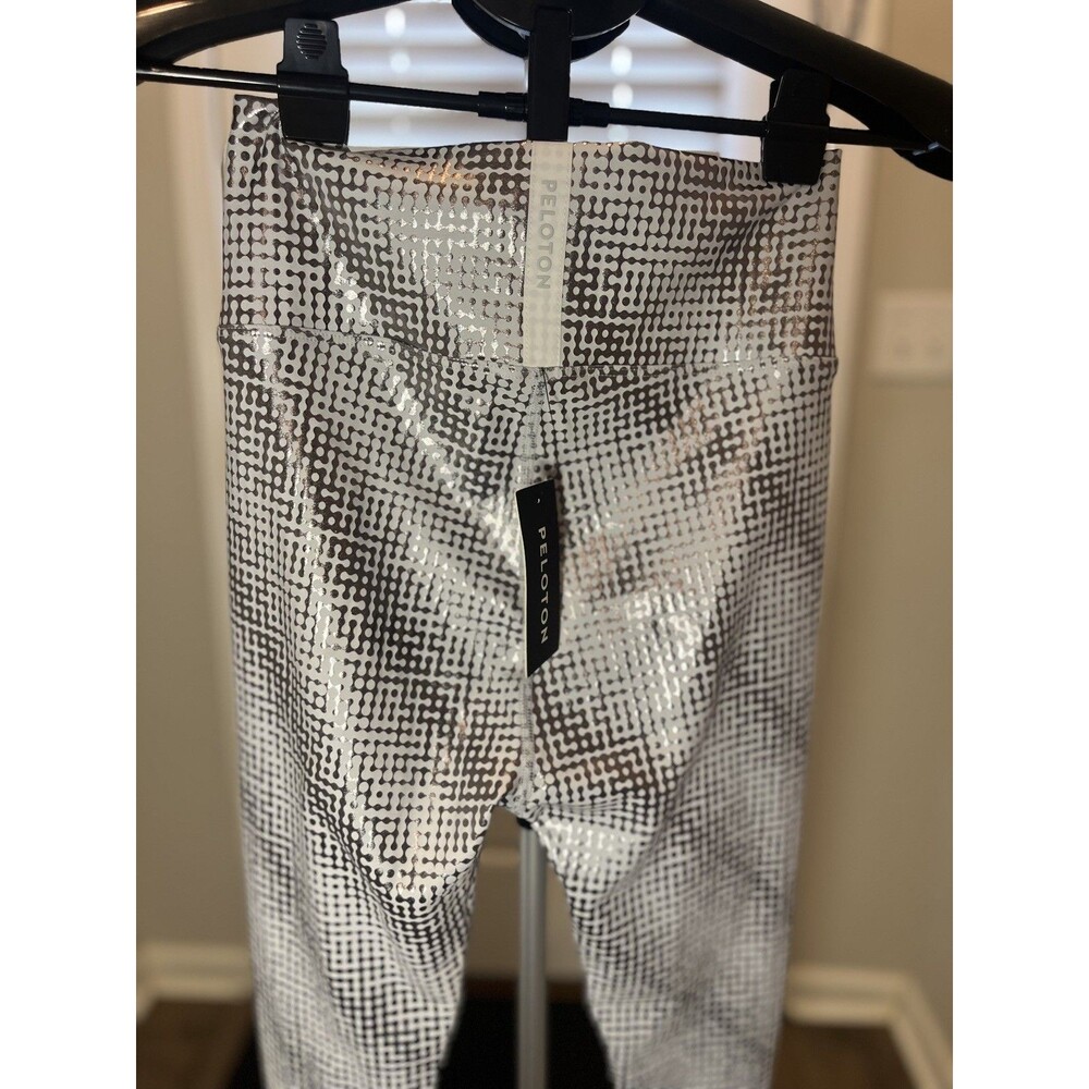 Peloton women’s leggings- Large- NWT-Show UP foil color - Picture 16 of 16
